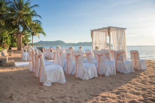 image représentant une ceremonie sur une plage public