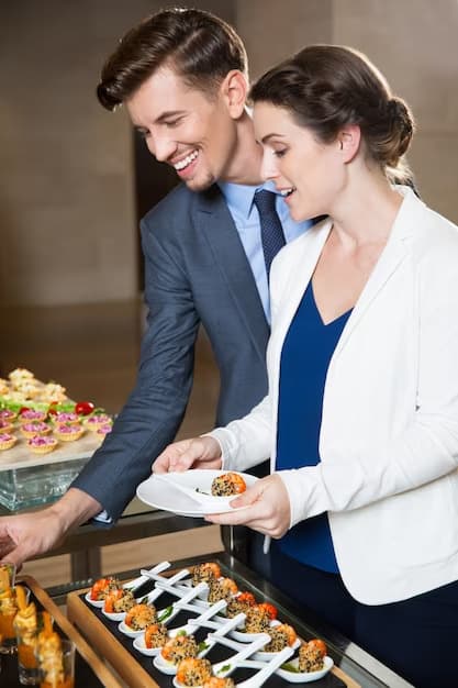 Image illustrant un couple qui se sert à manger à leur mariage