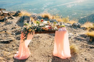 Image qui représente un exemple de décoration de mariage sur le thème de la montagne